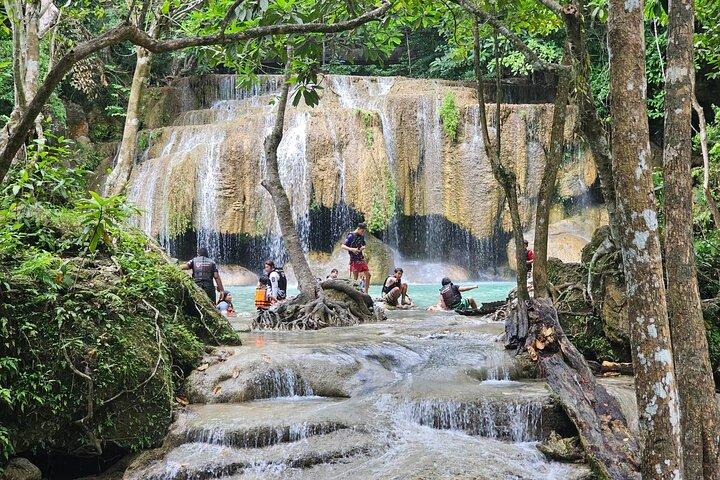 Excursão privada à cascata Erawan e passeio de barco em Kanchanaburi