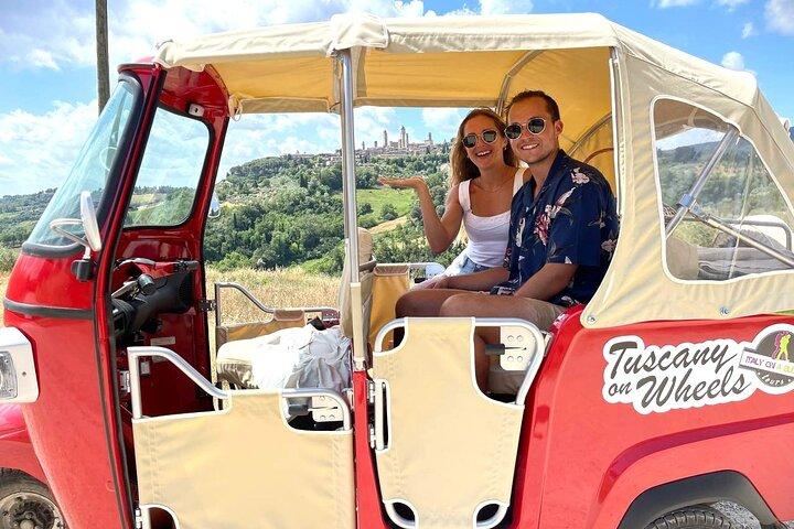 De San Gimignano : Visita ao vinho da Toscana por Tuk Tuk com almoço