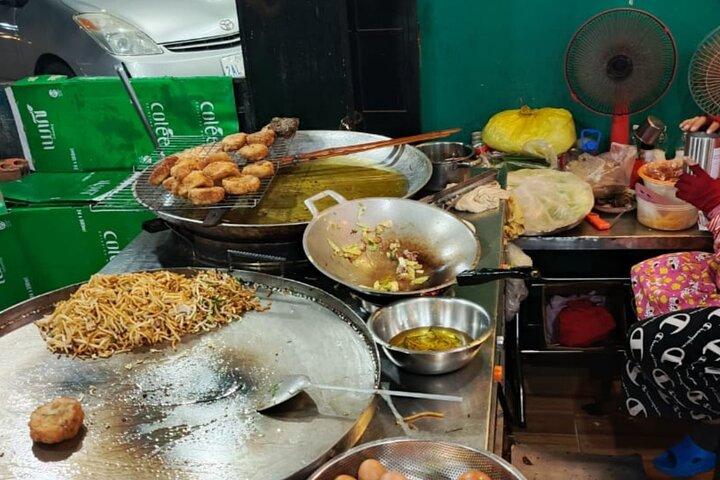 Tour nocturno de catas de comida en Siem Reap