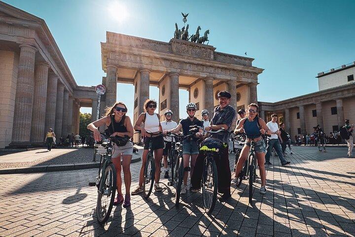 Berlín: Visita guiada en bicicleta privada para explorar los lugares más destacados