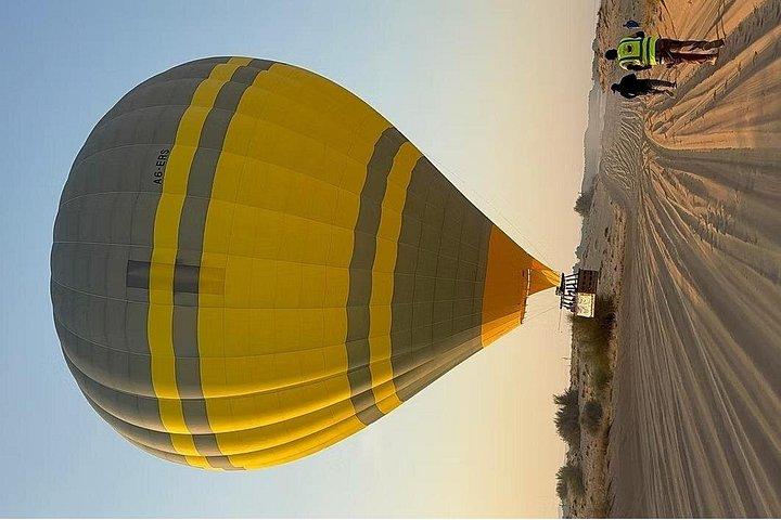 ドバイでの無料送迎付き熱気球日の出ツアー