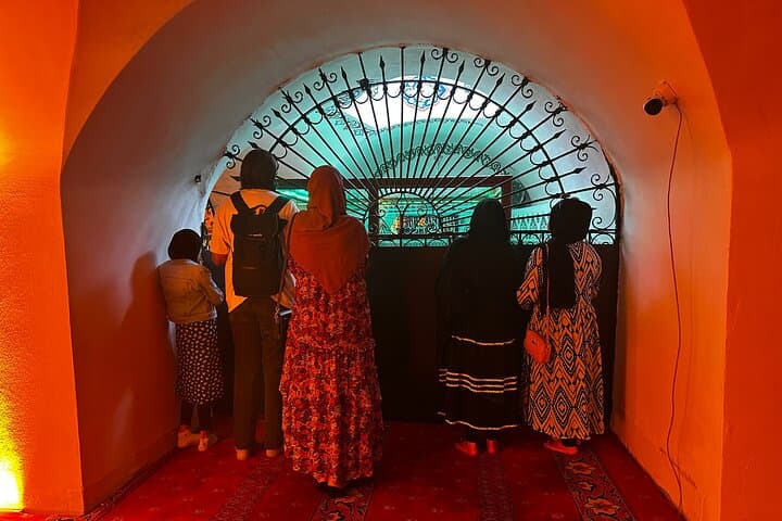 Istanbul Islamic Heritage Tour: Sacred Tombs & Eyup Sultan Mosque
