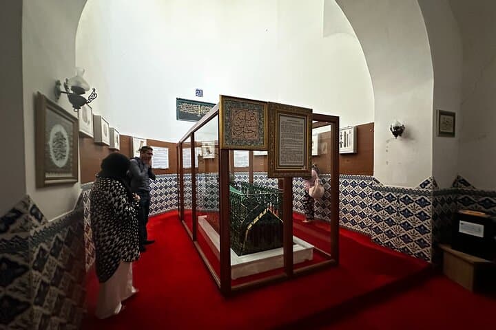 Istanbul Islamic Heritage Tour: Sacred Tombs & Eyup Sultan Mosque
