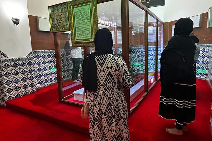 Istanbul Islamic Heritage Tour: Sacred Tombs & Eyup Sultan Mosque
