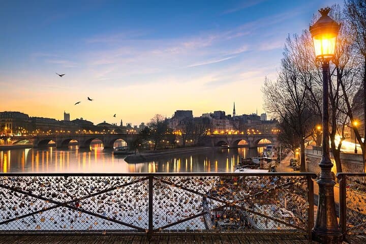 1 Hour Paris Illuminated Evening Sightseeing Cruise