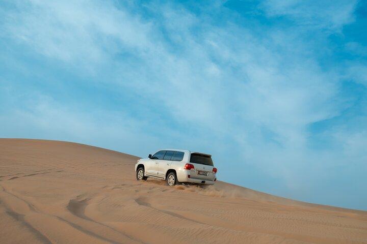 Abendliche Wüstensafari Abu Dhabi mit Dune Bashing & Grillabendessen