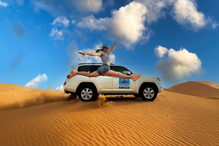 4 heures Dubai Desert Experience : Camel + Sandboard + Falcon Photo