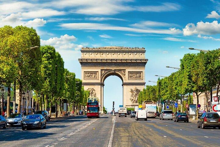 Paris Highlights an Bord eines französischen Oldtimers