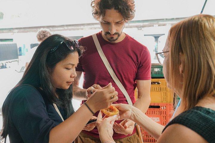 コロンビアの味メデジン市場ツアーとランチ