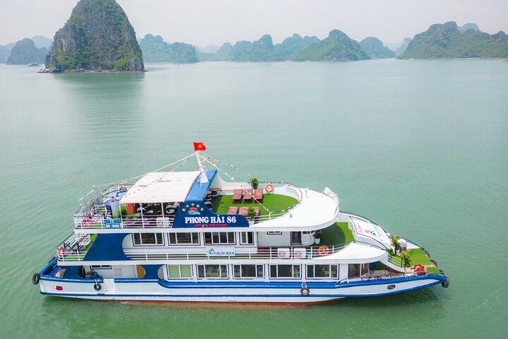 Día completo en la bahía de Halong con cueva, kayak, natación, traslado por carretera