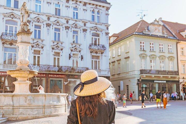 Tour della città vecchia di Bratislava con servizio fotografico (opzionale Fluffy Friend)
