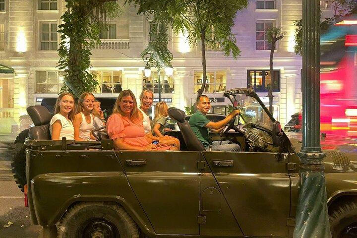 Experiência de passeio gastronômico de rua em jipe ao ar livre em Saigon à noite