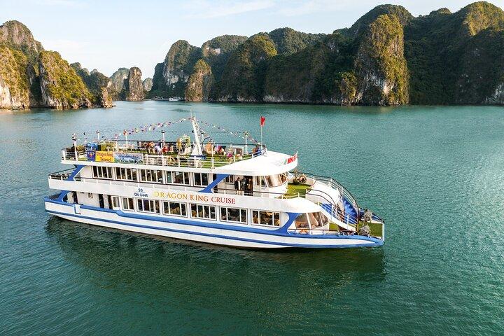 Excursión de un día completo a las islas de la bahía de Halong y la cueva en Transfer Expressway