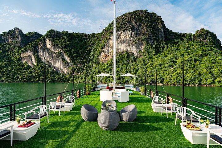Sonata Cruise: Halong Bay Day Trip com Buffet e Jacuzzi