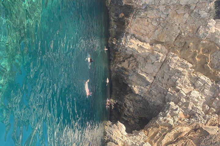 Excursión de snorkel por las cuevas marinas de Ortigia
