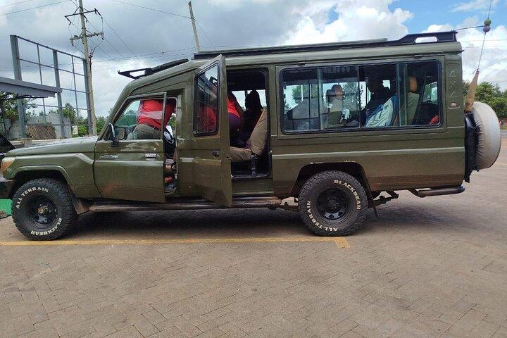 マサイ・マーラ 4x4トヨタ・ランドクルーザーでナイロビから移動