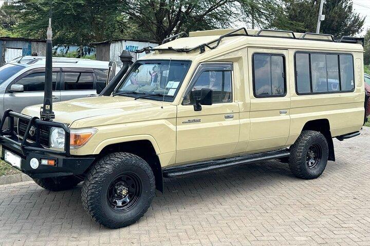 マサイ・マーラ 4x4トヨタ・ランドクルーザーでナイロビから移動
