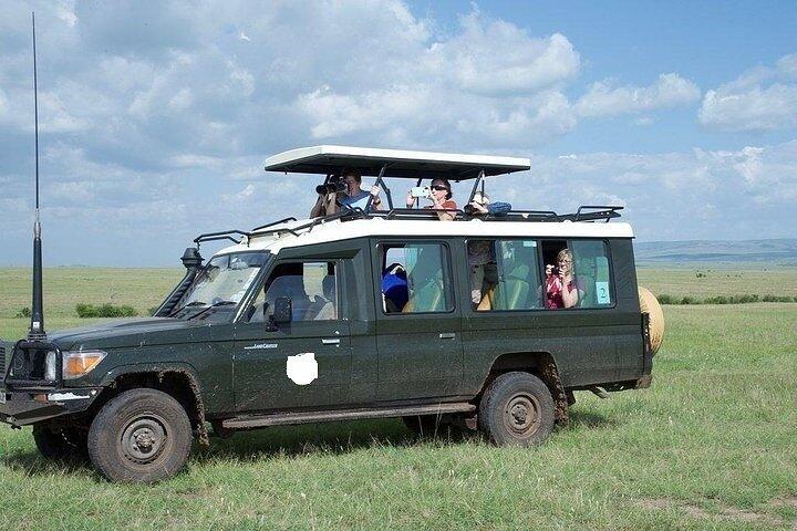 マサイ・マーラ 4x4トヨタ・ランドクルーザーでナイロビから移動