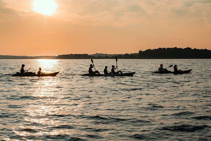 Pola : tour in kayak della costa nascosta con snorkeling e salto sulla scogliera