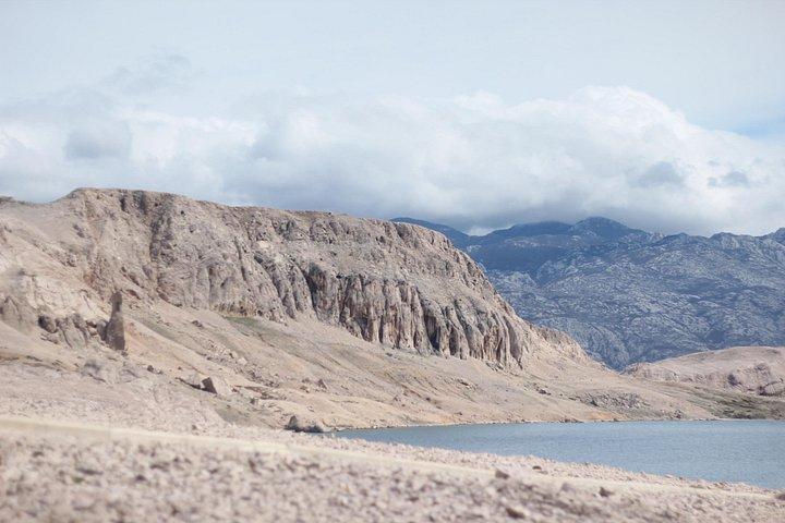ザダルからパグ島へ：少人数グループでのハイキングと旧市街観光