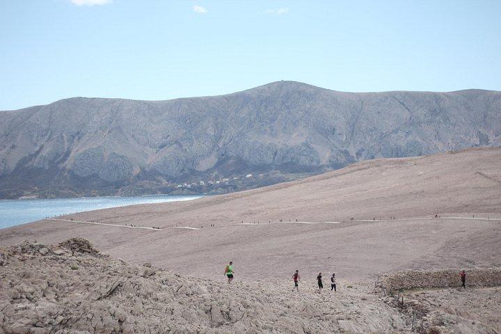ザダルからパグ島へ：少人数グループでのハイキングと旧市街観光