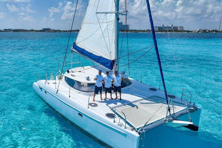 午後のカタマランからイスラ・ムヘレス島：シュノーケル、オープンバー＆サンセット
