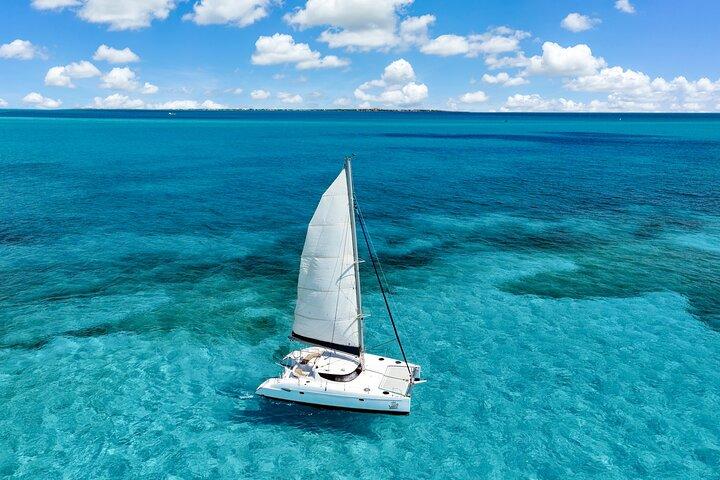 午後のカタマランからイスラ・ムヘレス島：シュノーケル、オープンバー＆サンセット