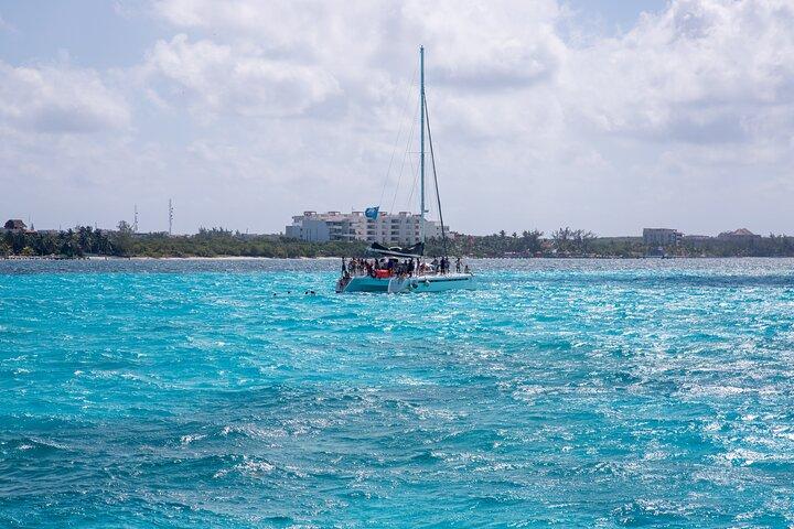 午後のカタマランからイスラ・ムヘレス島：シュノーケル、オープンバー＆サンセット