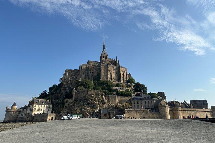 Mont-Saint-Michel com Guia e Calvados