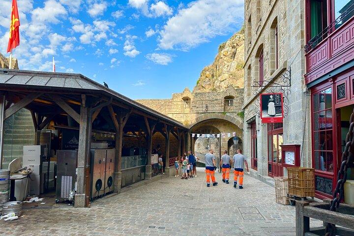 Mont-Saint-Michel com Guia e Calvados