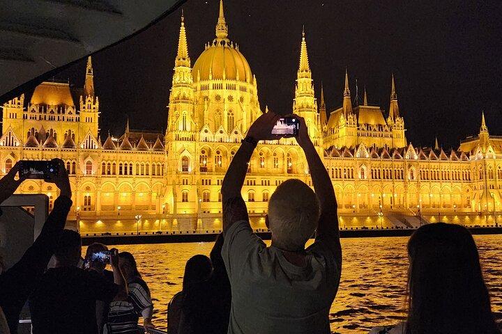 Sightseeingkryssning på Donau med Audio Guide i Budapest