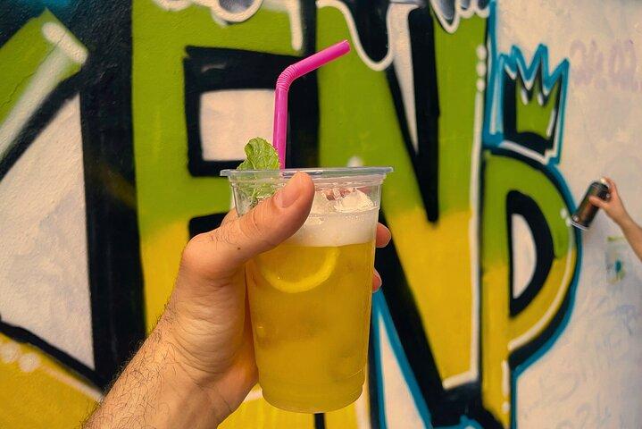 Faites des graffitis et buvez des cocktails - Sirotez et vaporisez avec les locaux