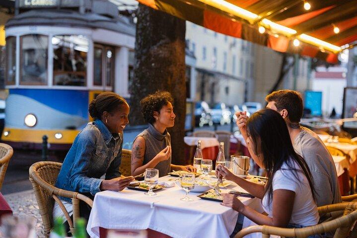 Tour privato enogastronomico di Lisbona e Cacilhas con traghetto incluso