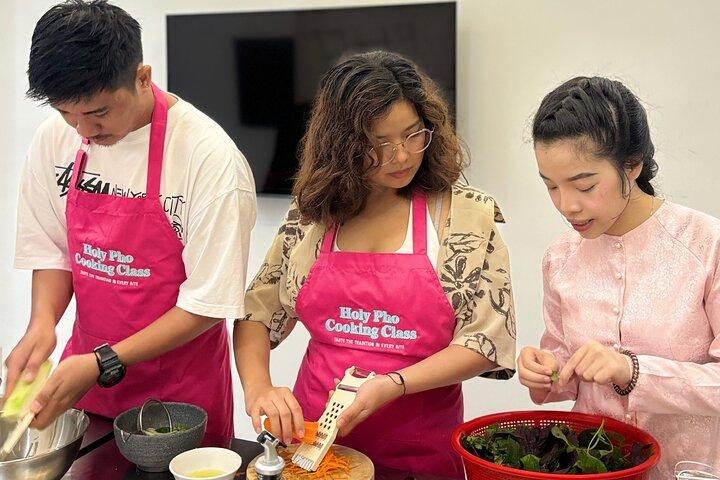 Cozinhe 4 pratos vietnamitas locais em aula e passeio de mercado com tema rosa