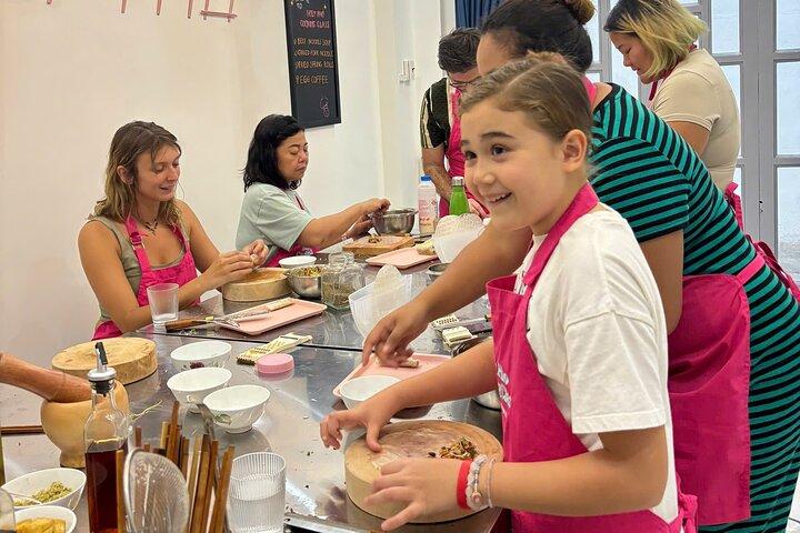 Kochen Sie 4 lokale vietnamesische Gerichte im Pink-Thema Class & Market Tour