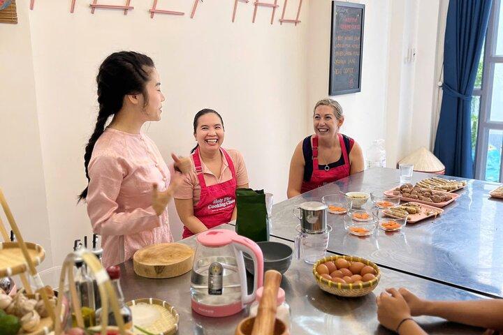 Cozinhe 4 pratos vietnamitas locais em aula e passeio de mercado com tema rosa