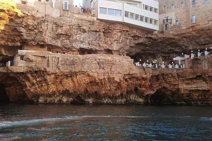 Bootstour entlang der Küste von Polignano a Mare mit Aperitif