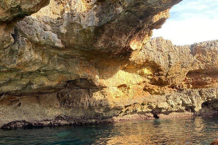 Bootstour entlang der Küste von Polignano a Mare mit Aperitif