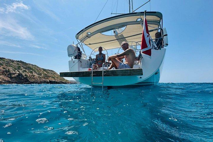 Mallorca: Private sailing tour with drinks & tapas