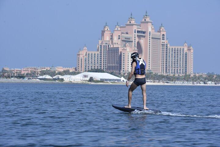 EAttività con tavole da surf con foil e aliscafo a Dubai