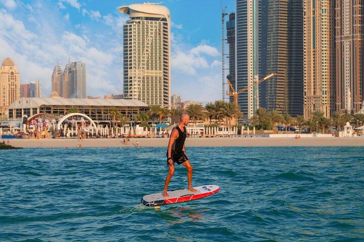 EAttività con tavole da surf con foil e aliscafo a Dubai