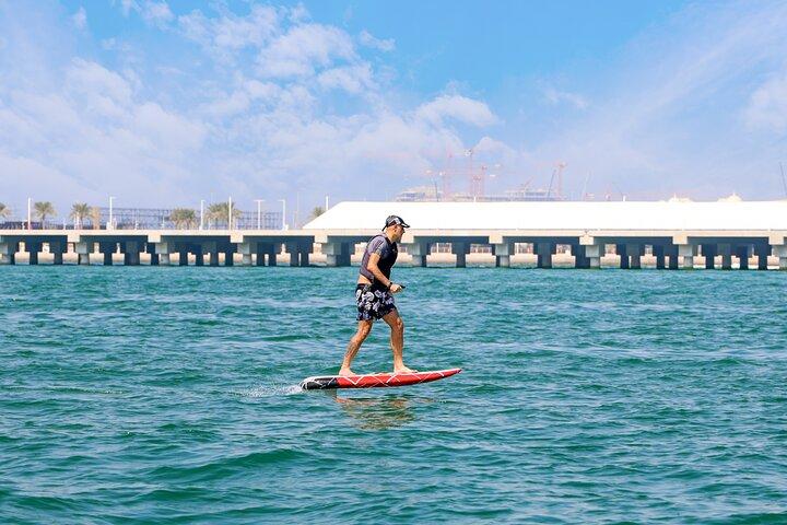 EAttività con tavole da surf con foil e aliscafo a Dubai