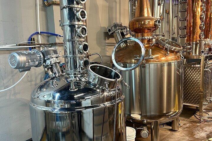 蒸留所見学とシグネチャーボトル注入体験