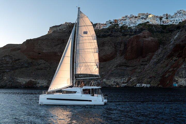 5-stündige halbprivate Katamarantour in Santorini mit Mittagessen