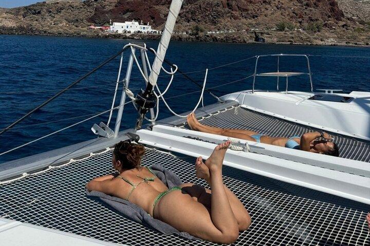 5-stündige halbprivate Katamarantour in Santorini mit Mittagessen