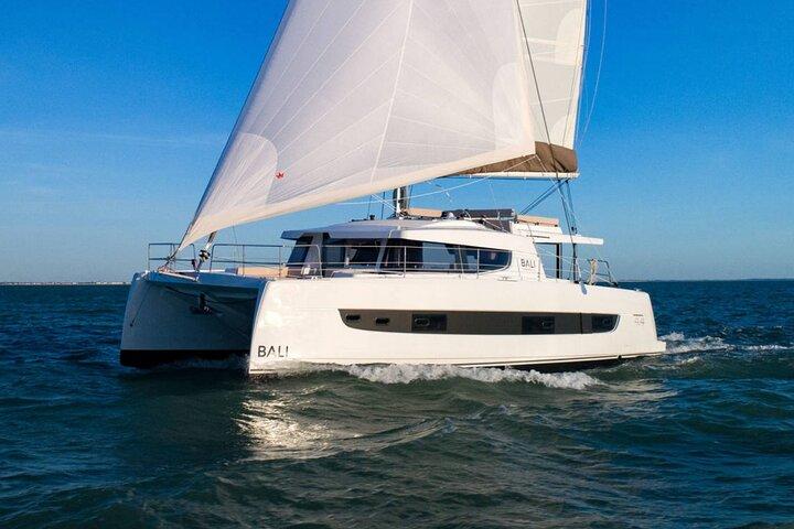 Tour de catamarã semi-privado de 5 horas em Santorini com almoço