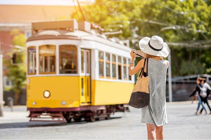 Lisbon : Tuk Tukによる旧市街ツアー