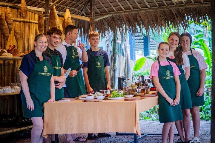Cocolocal Farm Classe de culinária com passeio de mercado e barco de cesta