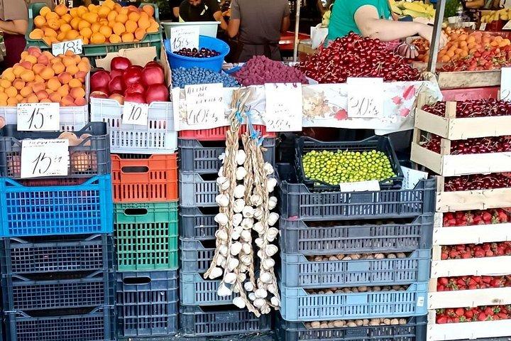 地元のように食べる：ブカレスト料理ツアー＆市場体験