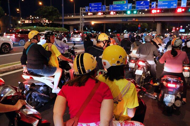 Saigon Night Street Food y City Tour en Scooter
